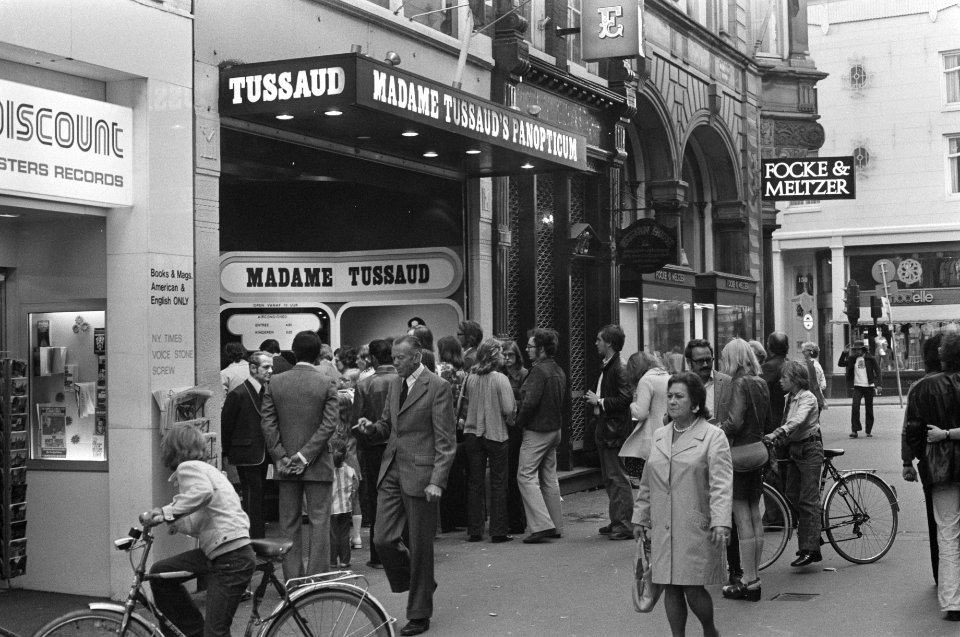 Toeristen in Amsterdam drukte bij Tusseaud, Bestanddeelnr 927-3240