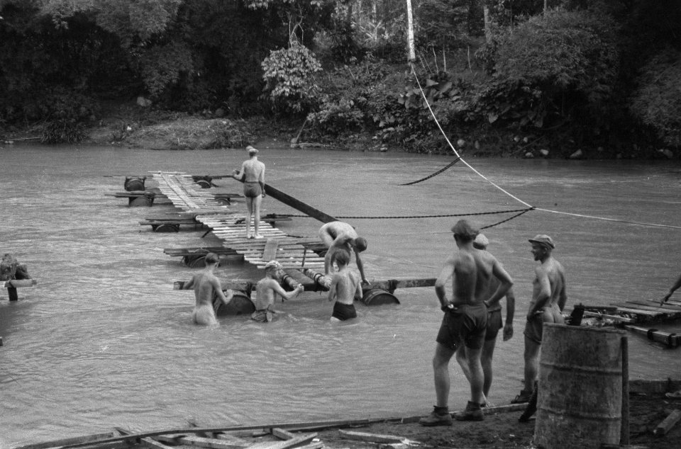 Toen de mannen van 1-11 R.I. ontdekten, dat de 80 meter lange verkeersbrug over , Bestanddeelnr 416-6-6