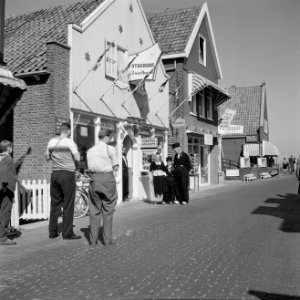 Toeristen fotograferen inwoners in klederdracht, Bestanddeelnr 254-3987