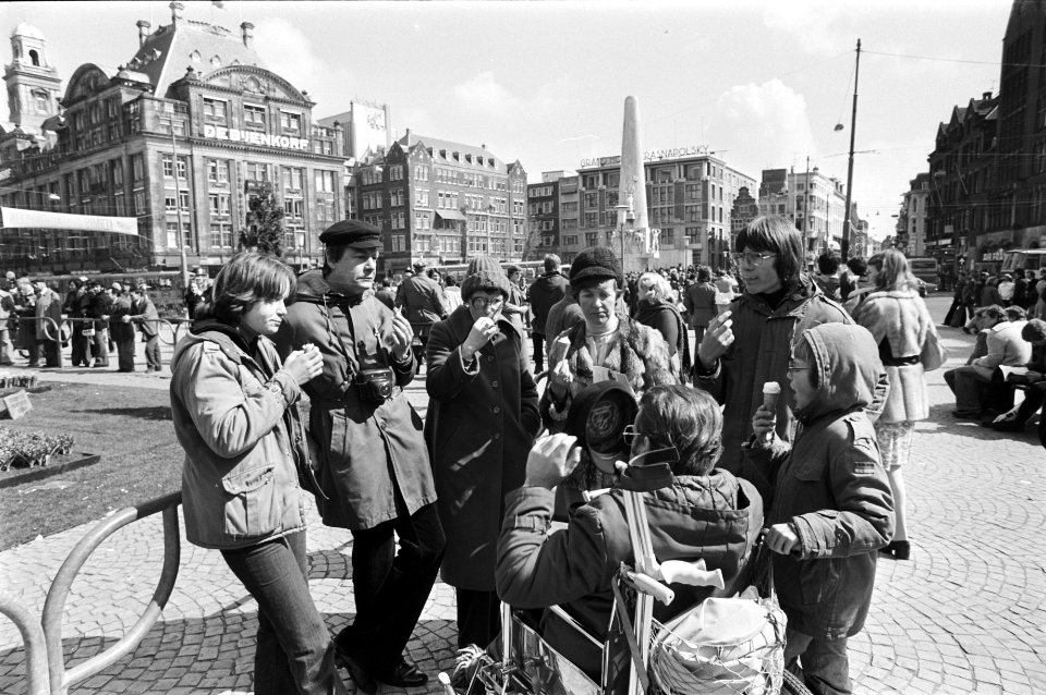 Toeristen eten ijsje op de Dam, Bestanddeelnr 929-1160