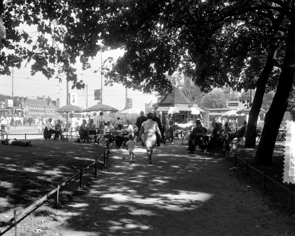 Toeristen en Amsterdammers zoeken de schaduw op in het plantsoen bij Prins Hendr, Bestanddeelnr 916-8097