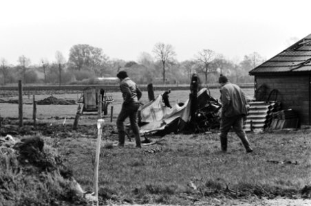 Toeschouwers bij één van de neergestorte vliegtuigen, Bestanddeelnr 932-5736