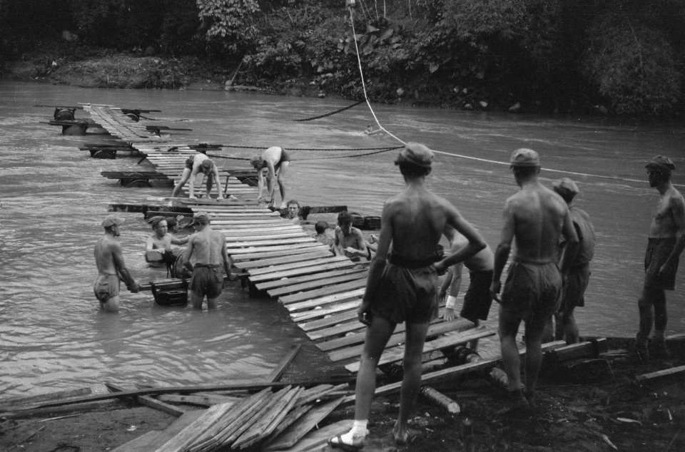 Toen de mannen van 1-11 R.I. ontdekten, dat de 80 meter lange verkeersbrug over , Bestanddeelnr 417-1-2