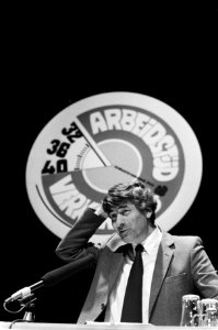 Toespraak van premier Lubbers, staande voor een affiche over arbeidstijdverkorti, Bestanddeelnr 932-5905