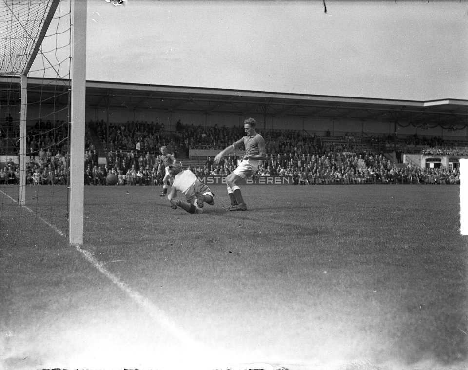 Toernooi om de Zilveren Bal te Rotterdam. Eerste dag. SVV tegen Stormvogels (1-2, Bestanddeelnr 904-1405