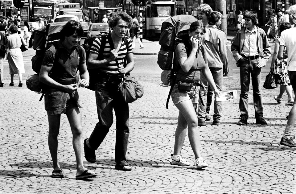 Toeristen met rugzakken in de binnenstad van Amsterdam, Bestanddeelnr 930-9460