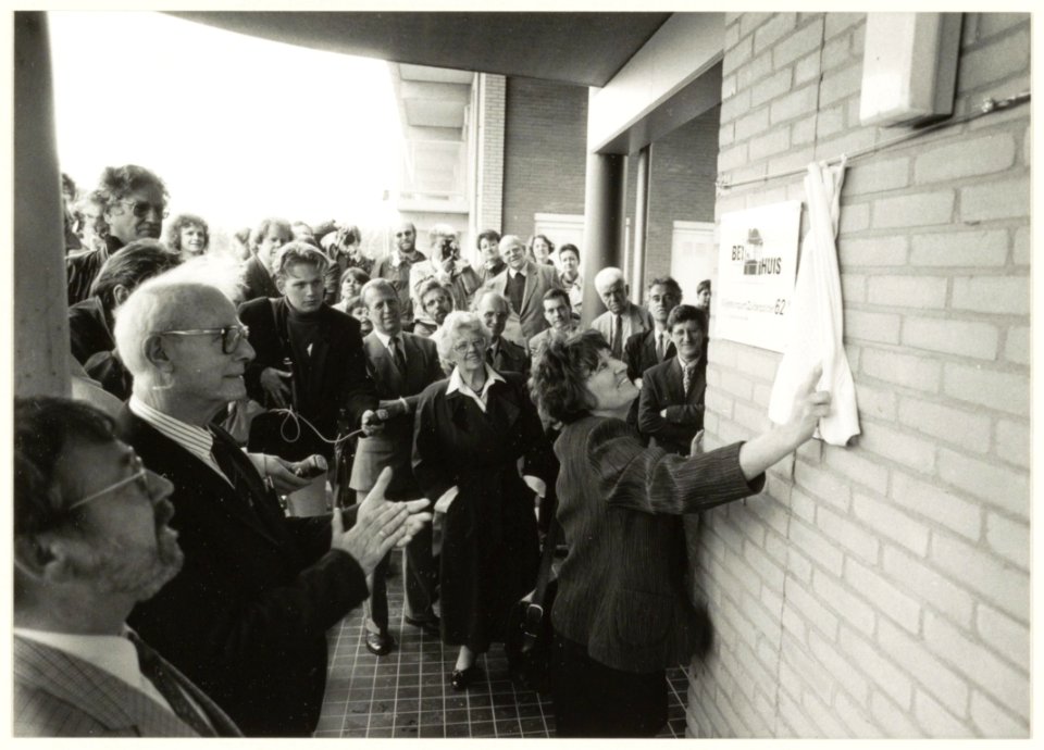 Toenmalig staatssecretaris van WVC, Hedy d 'Ancona opent een wijksteunpunt aan de Steve Bikostraat. NL-HlmNHA 54032033