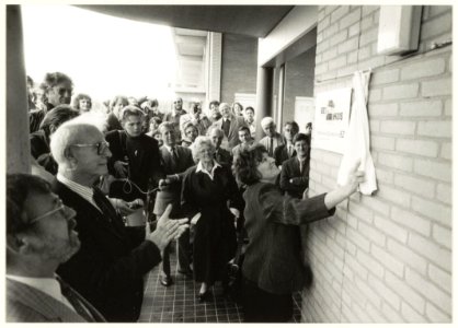 Toenmalig staatssecretaris van WVC, Hedy d 'Ancona opent een wijksteunpunt aan de Steve Bikostraat. NL-HlmNHA 54032033