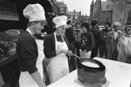 Toer de Boer studenten bieden in Den Haag pannekoeken van landbouwoverschotte, Bestanddeelnr 933-6778