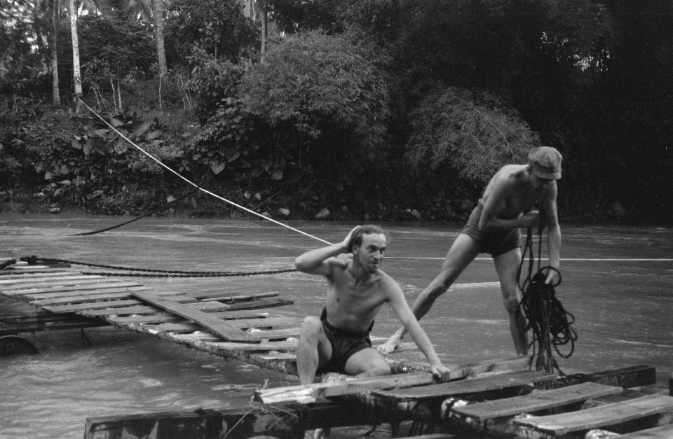 Toen de mannen van 1-11 R.I. ontdekten, dat de 80 meter lange verkeersbrug over , Bestanddeelnr 417-1-4