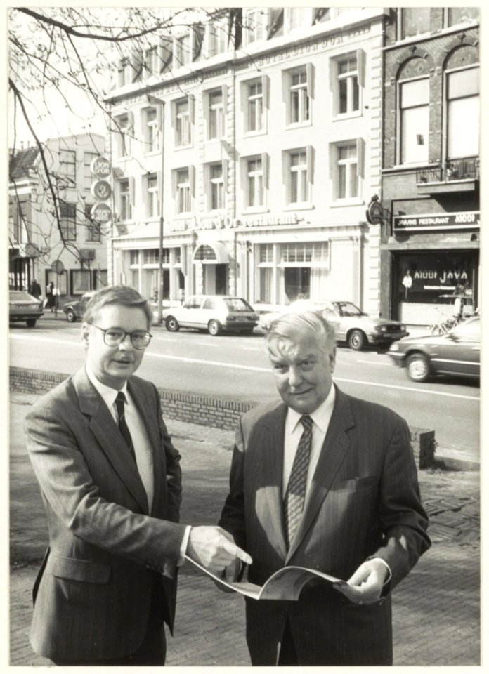 Toenmalige eigenaar Hotel Lion 'd Or Gerrit Hofman en diens zoon Fokke. Kruisweg 34. NL-HlmNHA 54023689