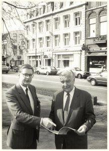 Toenmalige eigenaar Hotel Lion 'd Or Gerrit Hofman en diens zoon Fokke. Kruisweg 34. NL-HlmNHA 54023689