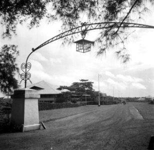 Toegangspoort van het terrein van de Surinaamse Bauxiet Maatschappij in Moengo, Bestanddeelnr 252-6581