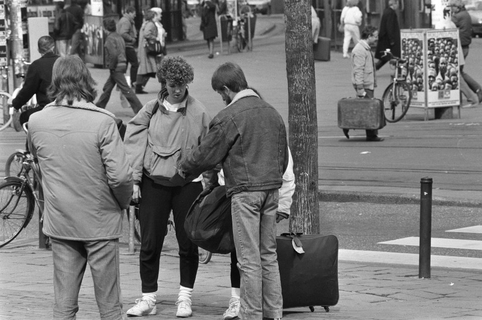 Toeristen op Amsterdam CS opgewacht door hotelrunners, Bestanddeelnr 933-9502