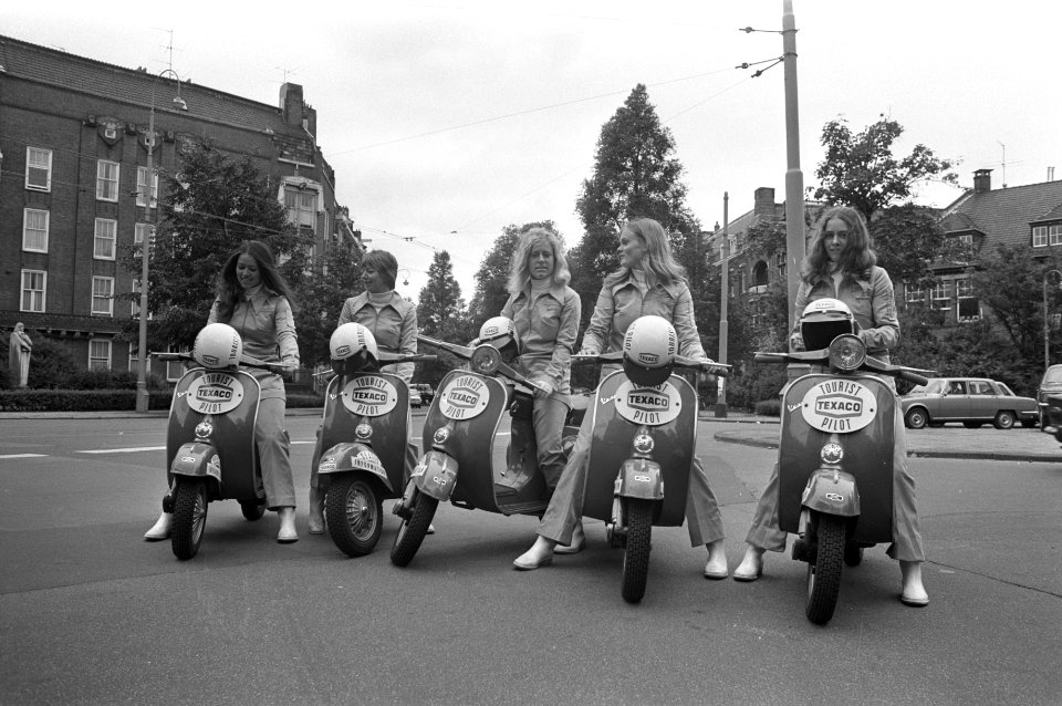 Toeristengidsen op scooters in Amsterdam, opdracht Volkskrant, Bestanddeelnr 925-7872