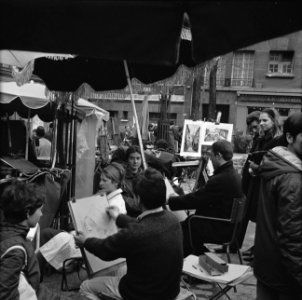 Toeristen laten zich portretteren op de Place du Tertre, Montmartre, Bestanddeelnr 254-0484