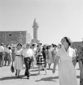 Toeristen wandelend door Caesarea met op de achtergrond een minaret van een mosk, Bestanddeelnr 255-2656