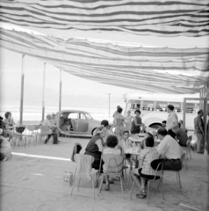 Toeristen op een terras aan de Dode Zee in Lots Wife Inn., Bestanddeelnr 255-2704