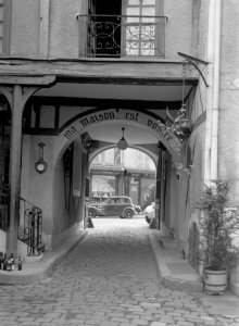 Toegangspoort van Hostellerie de la Poste in Avallon met opschrift 'Ma maison es, Bestanddeelnr 191-0449