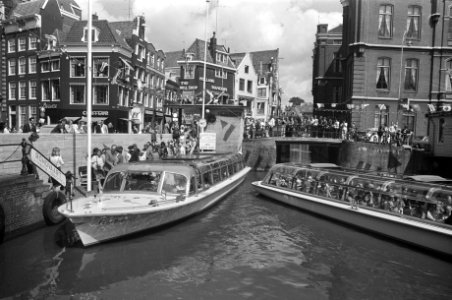 Toeristendrukte bij Nationaal Monument en bij rondvaartboten, Bestanddeelnr 927-3509