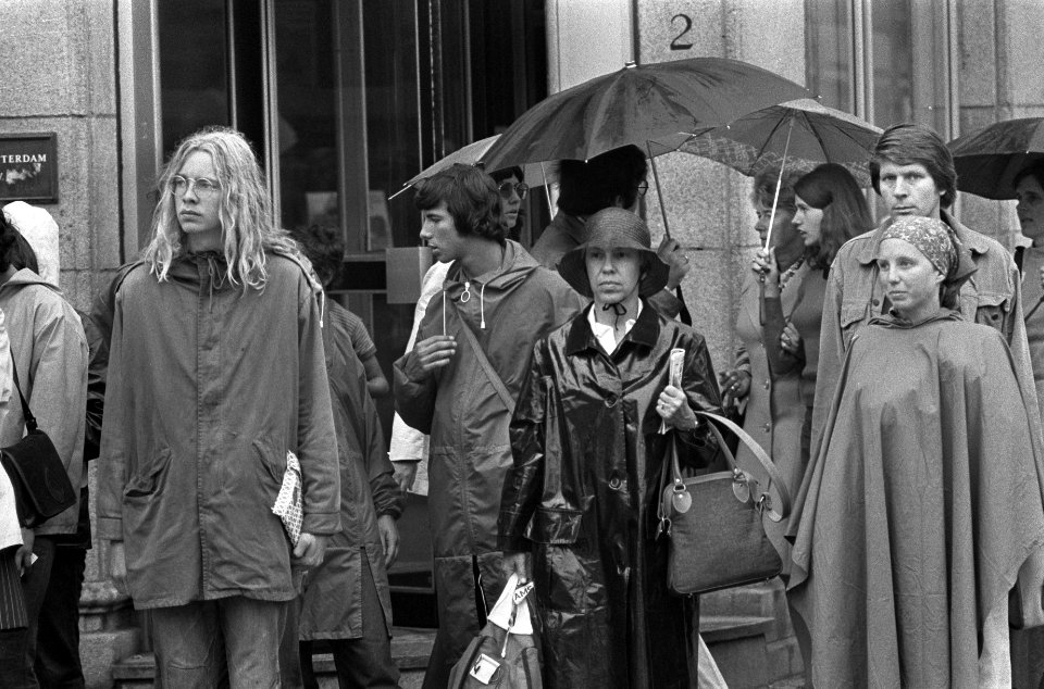 Toeristen in de regen van Amsterdam, mensen in regenkleding, Bestanddeelnr 926-5407