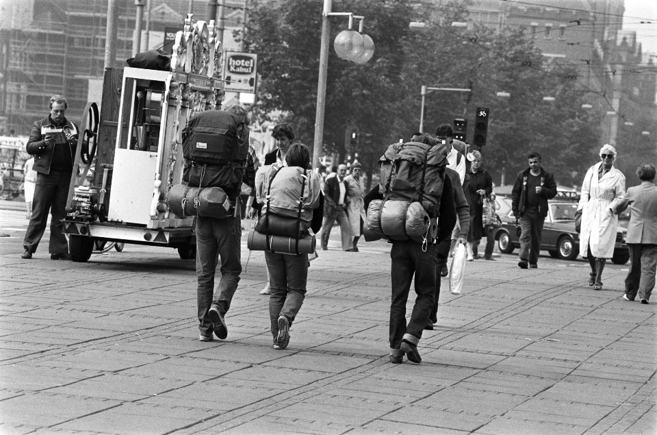 Toeristen met rugzakken in Amsterdam, Bestanddeelnr 932-2207