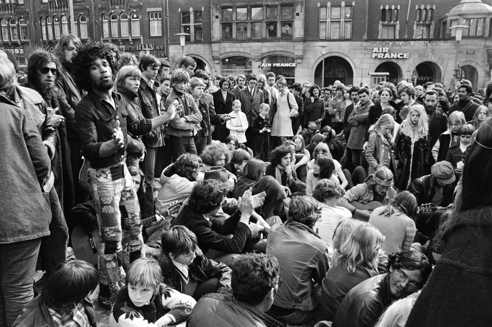 Toeristen kijken naar de vele jongeren, Bestanddeelnr 924-4464