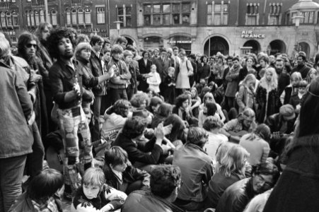 Toeristen kijken naar de vele jongeren, Bestanddeelnr 924-4464