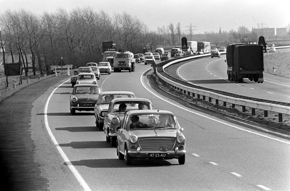 Toeristen invasie, verkeersdrukte bij Ouderijn, Bestanddeelnr 920-1835