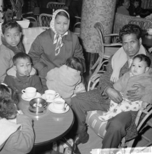 Toegoenezen met de Willemstad naar Suriname vertrokken, de groep Toeganezen aan , Bestanddeelnr 915-0120