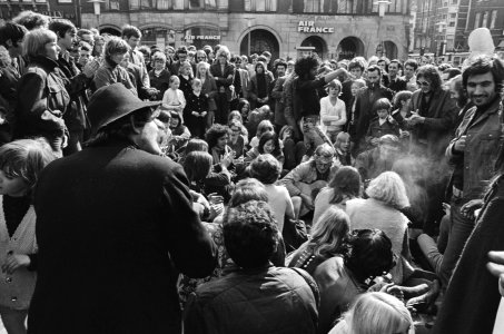 Toeristen kijken naar de vele jongeren, Bestanddeelnr 924-4466