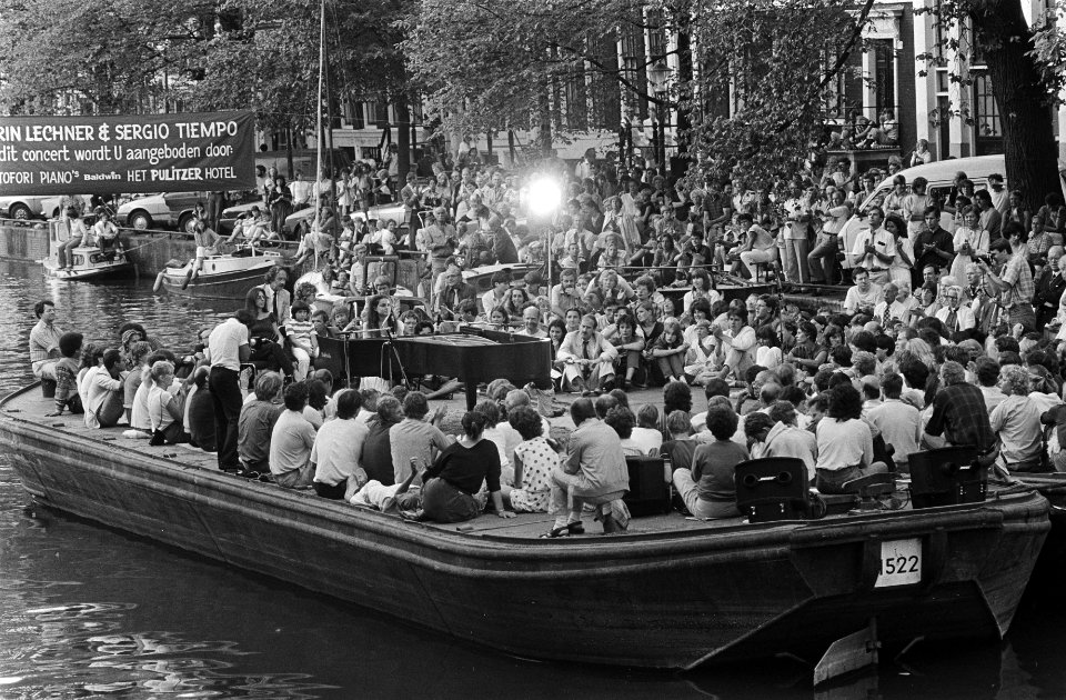 Toehoorders luisteren op boten naar het concert, Bestanddeelnr 932-6554