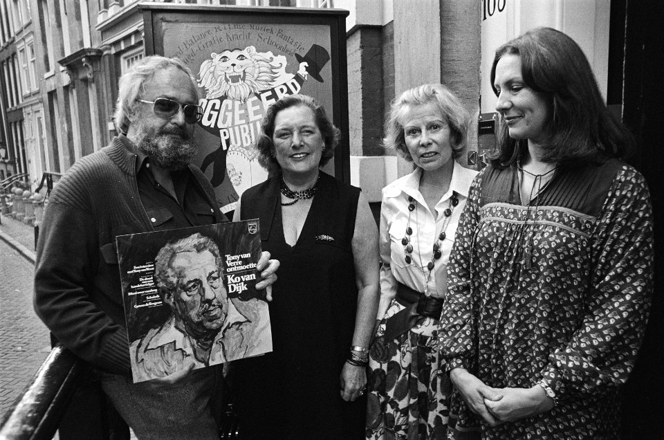 Tonny van Verre presenteert het 1e exemplaar boek Tonny van Verre ontmoette Ko , Bestanddeelnr 929-8890