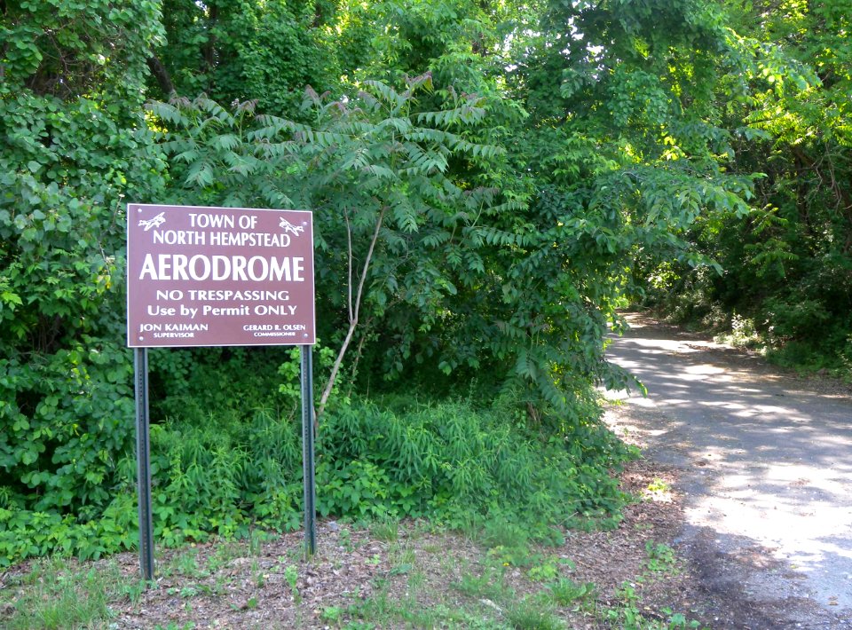 ToNH Aerodrome sign W Shore Rd jeh