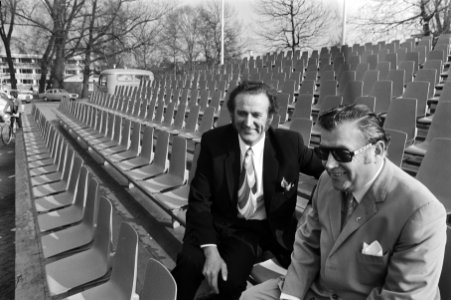 Toni Boltini (l) op de tribune, Bestanddeelnr 924-4065