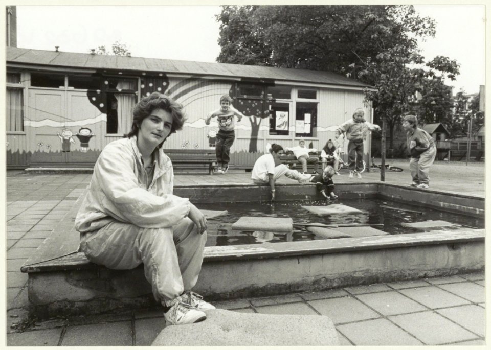 Toezichthoudster Gerda Kloes in speeltuin 't Paradijsje. NL-HlmNHA 54031401