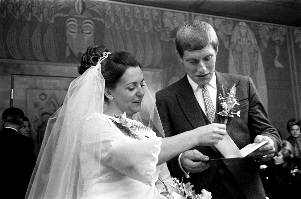 Tonnie Pronk , voetballer Ajax, trouwt met Marjan Meier Stadhuis Amsterdam, Bestanddeelnr 922-9795