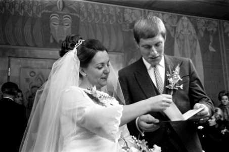 Tonnie Pronk , voetballer Ajax, trouwt met Marjan Meier Stadhuis Amsterdam, Bestanddeelnr 922-9795