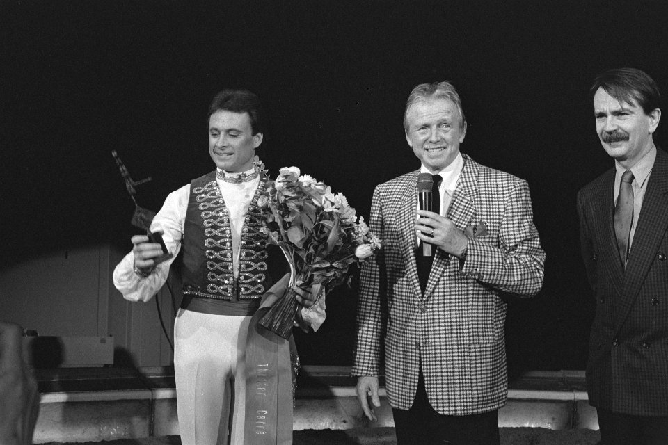 Toon Hermans (r) reikte tijdens voorstelling Circus Knie in Carre in Amsterdam O, Bestanddeelnr 933-8491