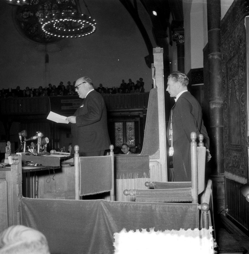 Toespraak van Paul Henri Spaak (achter hem een bode van de Staten-Generaal), Bestanddeelnr 906-0232