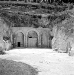 Toegangspoort tot de grot met sarcofagen, Bestanddeelnr 255-2618
