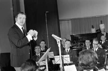 Toon Hermans dirigeerde Utrechts Harmonie-orkest, Bestanddeelnr 919-8652