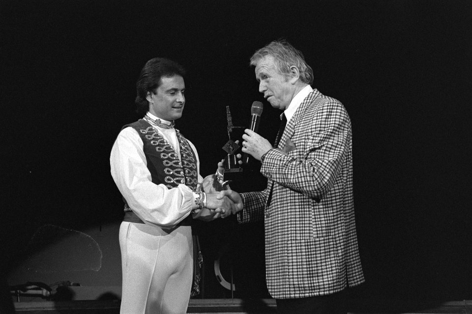 Toon Hermans (r) reikte tijdens voorstelling Circus Knie in Carre in Amsterdam O, Bestanddeelnr 933-8489