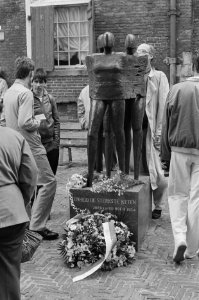 Toeschouwers bekijken het beeld, Bestanddeelnr 934-0006