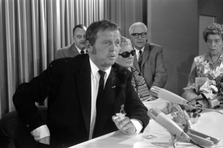 Toon tijdens een persconferentie. Naast hem zijn vrouw Rietje, Bestanddeelnr 921-6848
