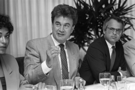 Toelichting op halfjaarcijfers van Datex in Amsterdam directeur Kippersluis (l), Bestanddeelnr 934-0595