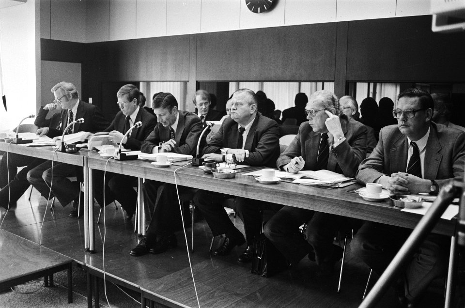 Toelichting regering bezuinigingsnota v.l.n.r. minister Andriessen , minister W, Bestanddeelnr 929-8010