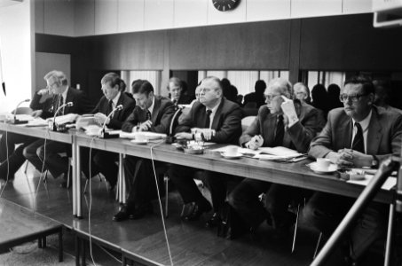 Toelichting regering bezuinigingsnota v.l.n.r. minister Andriessen , minister W, Bestanddeelnr 929-8010