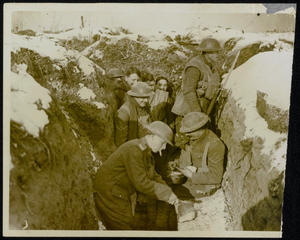 Tommies eating in a front line trench, Bestanddeelnr 158-0088