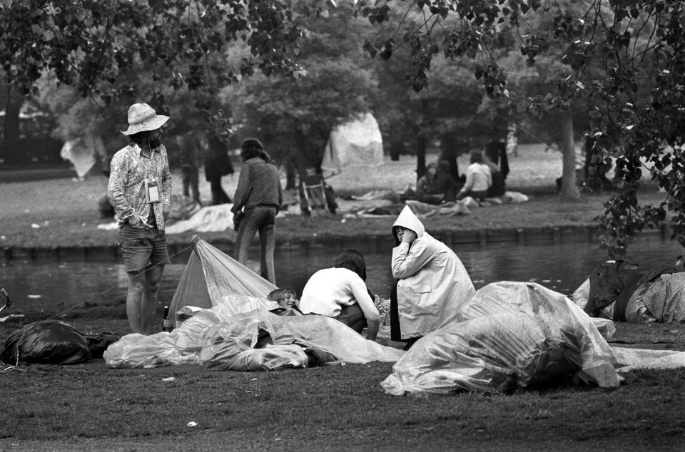 Toeristen in de regen van Amsterdam, vondelparkslapers onder plastic, Bestanddeelnr 926-5409